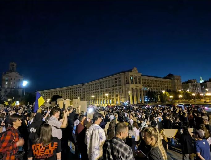 Ουκρανία: Διαδηλώσεις στην Ουκρανία – Ο Ζελένσκι αυστηροποίησε τον νόμο για τους λιποτάκτες