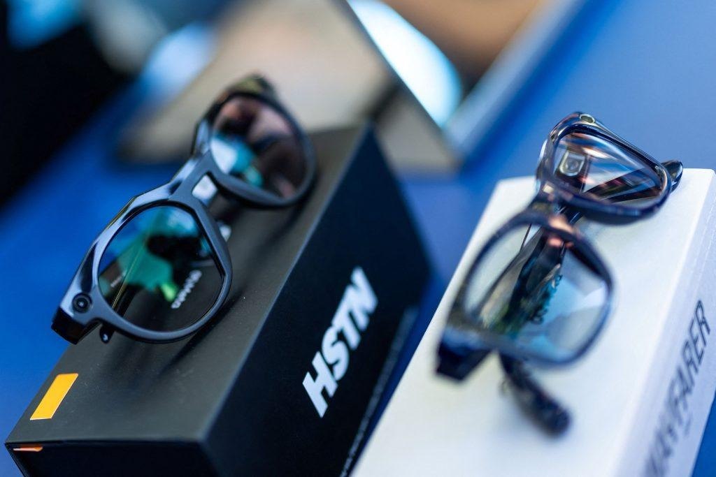 Τα νέα γυαλιά της Meta ενσωματώνουν μια μικρή οθόνη για ειδοποιήσεις στον δεξί φακό (Reuters)