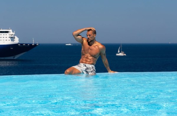 Το ατελείωτο καλοκαίρι του Σιμόνε Σουσίνα: Ακόμη κάνει βουτιές στη Μύκονο ο γοητευτικός ηθοποιός