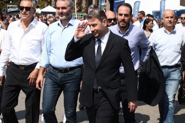 ΔΕΘ: Η περιοδεία Ανδρουλάκη – Τα περίπτερα όπου στάθηκε και οι φοιτητικές αναμνήσεις από το Δημοκρίτειο