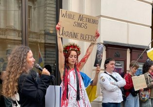 Λονδίνο: Διαδηλωτές συγκεντρώθηκαν έξω από τη Βασιλική Όπερα ενάντια στην παρουσία της «ντίβας του Πούτιν»