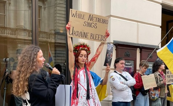 Λονδίνο: Διαδηλωτές συγκεντρώθηκαν έξω από τη Βασιλική Όπερα ενάντια στην παρουσία της «ντίβας του Πούτιν»