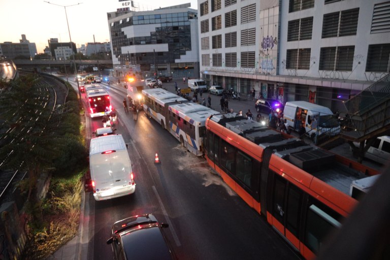 Τροχαίο στον Πειραιά: «Ο οδηγός δεν αντιδρούσε, ήταν ξαπλωμένος» – Μαρτυρία επιβάτιδας του Τραμ