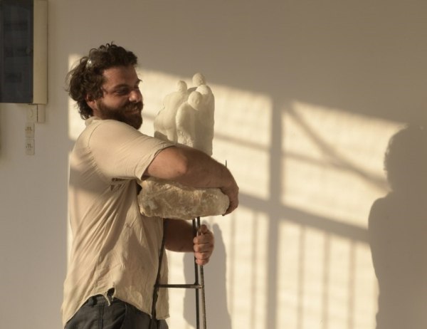 Ο Αργύρης Ραλλιάς μιλά στο in για μία έκθεση γλυπτικής ενάντια στο τέλος των Κυκλάδων