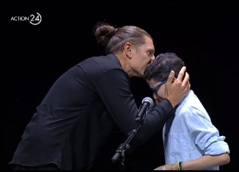 Βραβεία ΠΣΑΠΠ: Συγκινητική στιγμή με τον μικρό Μιχαήλ που νίκησε τον καρκίνο (vid)