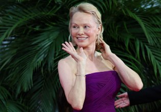 Πάμελα Άντερσον – Γκάι Πιρς: ‘Εδωσαν τα χέρια για την ταινία «Queen of the Falls»