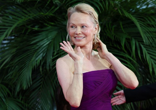 Πάμελα Άντερσον – Γκάι Πιρς: ‘Εδωσαν τα χέρια για την ταινία «Queen of the Falls»