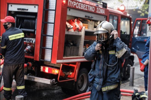 Πλατεία Βάθης: Μεγάλη φωτιά σε εγκαταλελειμμένο ξενοδοχείο – Απομακρύθηκαν άστεγοι που βρίσκονταν μέσα