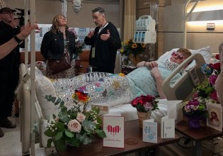 «Ρόκαρα υπερβολικά… κατέληξα με γύψο!»: Τι κάνει ο Έλτον Τζον στο κρεβάτι του πόνου;