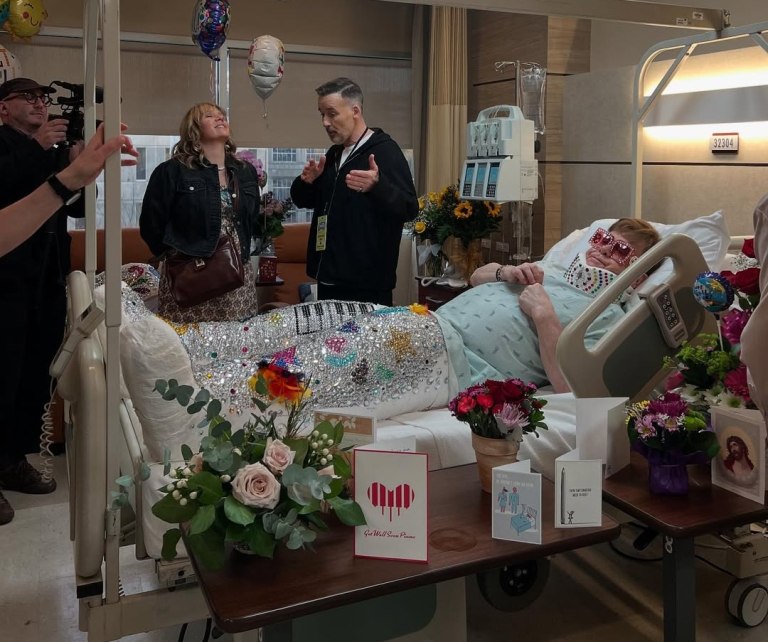 «Ρόκαρα υπερβολικά… κατέληξα με γύψο!»: Τι κάνει ο Έλτον Τζον στο κρεβάτι του πόνου;