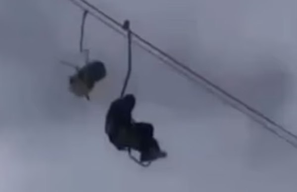 Ρωσία: Κόπηκε το καλώδιο τελεφερίκ – Στο κενό οι τουρίστες, 3 νεκροί και 9 τραυματίες [βίντεο]