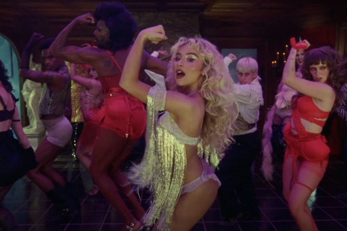 Η Σαμπρίνα Κάρπεντερ ροκάρει ένα Victoria’s Secret σύνολο που φόρεσε για πρώτη φορά η Ναόμι Κάμπελ