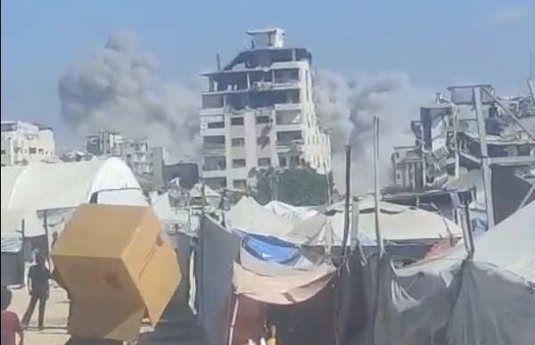 Γάζα: Βόμβα ισοπέδωσε άλλο ένα πολυώροφο κτήριο – Η στιγμή που καταρρέει [βίντεο]