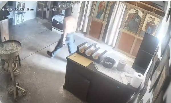 Σοκαριστικό βίντεο: Ημίγυμνος άνδρας μπήκε σε Μονή της Κρήτης και προσπάθησε να κλέψει το παγκάρι