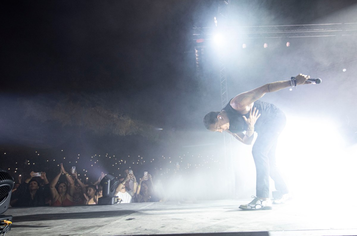 «Ο Γιώργος Μαζωνάκης είναι ένα εκπληκτικό πλάσμα»: Νίκος Γρίτσης και Στράτος Τζώρτζογλου στο πλευρό του τραγουδιστή