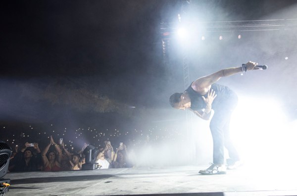 «Ο Γιώργος Μαζωνάκης είναι ένα εκπληκτικό πλάσμα»: Νίκος Γρίτσης και Στράτος Τζώρτζογλου στο πλευρό του τραγουδιστή