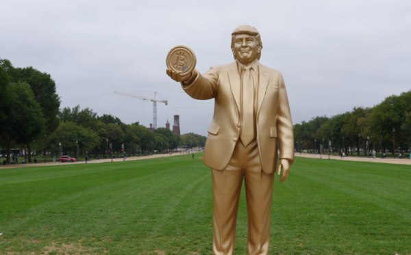 Ένα αλλόκοτο άγαλμα του Τραμπ που κρατάει ένα Bitcoin εμφανίστηκε μυστηριωδώς στην Ουάσινγκτον