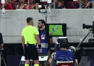Ολο το ρεπορτάζ για το VAR στο Καραϊσκάκη: Το πρωτόκολλο δεν έχει χρονικό όριο σε περίπτωση βλάβης