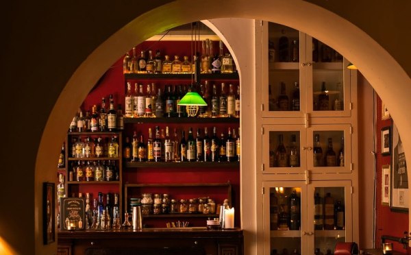 Ανακοινώθηκε η πρώτη λίστα με τα καλύτερα μπαρ του κόσμου για το 2025 – H Αθήνα συμμετέχει στο πάρτυ