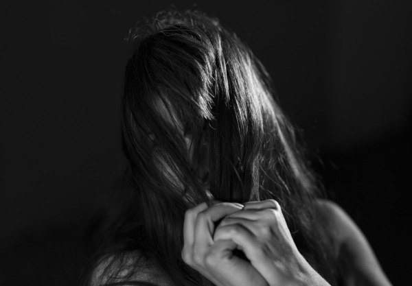 Ενδοοικογενειακή βία στα Χανιά: Την έσυρε από τα μαλλιά στο χωράφι και αποπειράθηκε να την πατήσει με το όχημα
