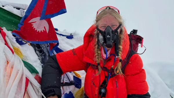 Η 17χρονη που πέρασε 4 μέρες στη «Ζώνη Θανάτου» του Έβερεστ – «Νιώθω χειρότερα από ποτέ»
