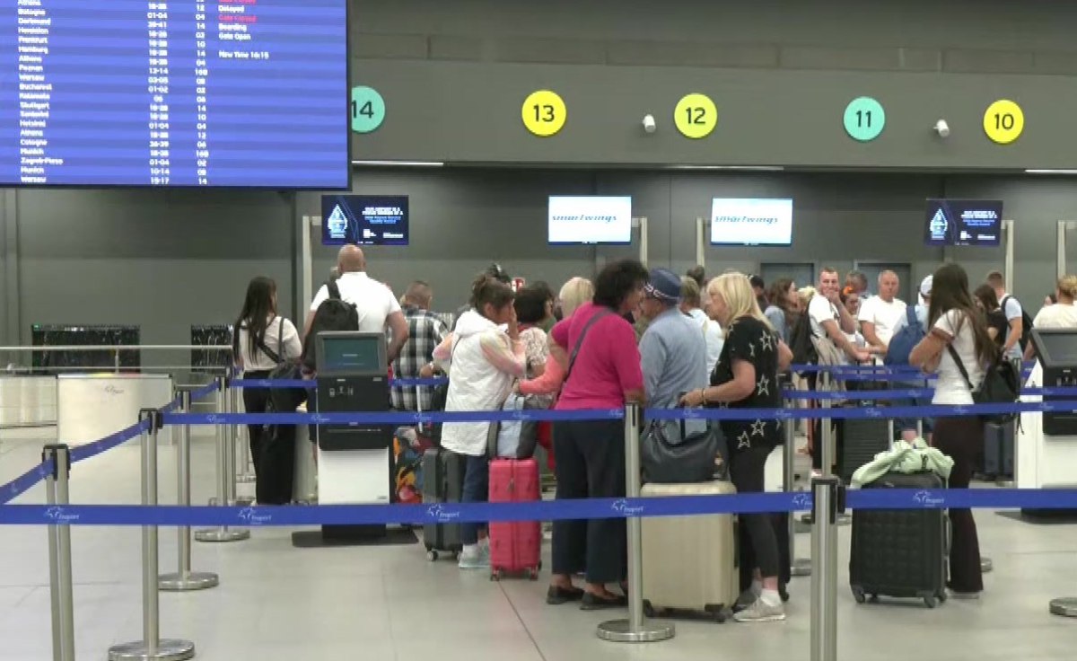 Ταλαιπωρία για εκατοντάδες ταξιδιώτες με νέες καθυστερήσεις στο «Ελευθέριος Βενιζέλος» – Ουρές και στη Θεσσαλονίκη