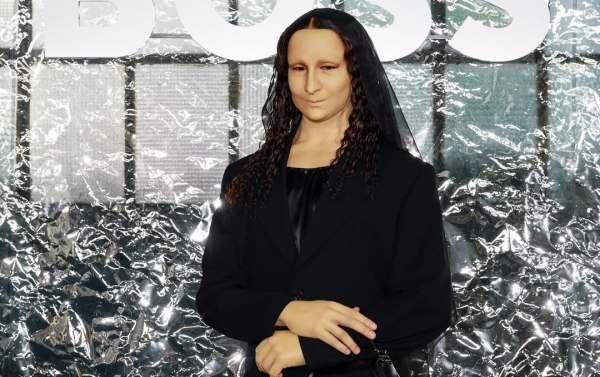 Η drag queen Alexis Stone μεταμορφώθηκε σε Μόνα Λίζα σε επίδειξη μόδας στο Μιλάνο – «Πηλός, υπομονή και μαγεία»