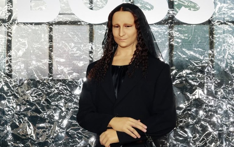 Η drag queen Alexis Stone μεταμορφώθηκε σε Μόνα Λίζα σε επίδειξη μόδας στο Μιλάνο – «Πηλός, υπομονή και μαγεία»