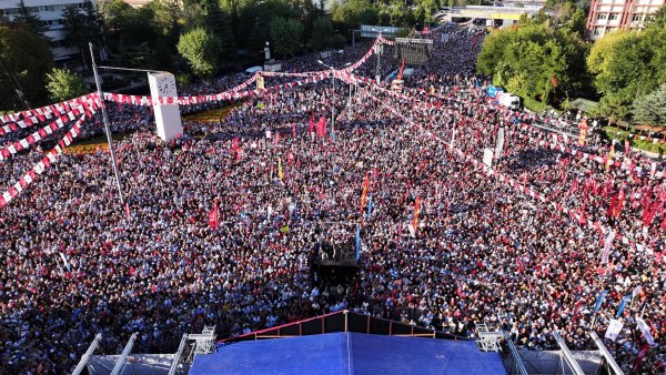 Τουρκία: Δεκάδες χιλιάδες πολίτες σε διαδήλωση του CHP ζήτησαν την παραίτηση Ερντογάν