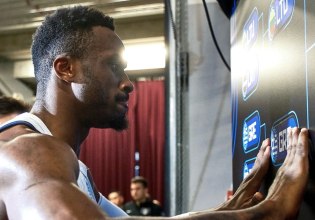 Επικό βίντεο: Ο Θανάσης Αντετοκούνμπο κόλλησε με δύναμη το αυτοκόλλητο κι «έστειλε» την Ελλάδα στους «8» (pic, vid)