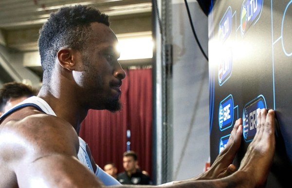 Επικό βίντεο: Ο Θανάσης Αντετοκούνμπο κόλλησε με δύναμη το αυτοκόλλητο κι «έστειλε» την Ελλάδα στους «8» (pic, vid)