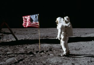 Ελπίζω να έχουν καλύτερα γραφικά: Η NASA ετοιμάζεται να επιστρέψει στη Σελήνη και οι συνωμοσιολόγοι παρτάρουν