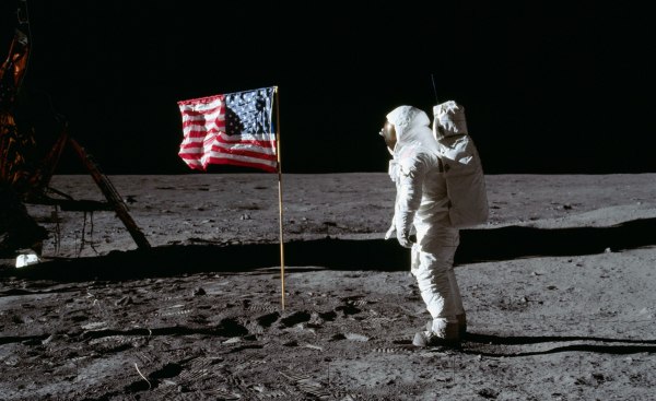 Ελπίζω να έχουν καλύτερα γραφικά: Η NASA ετοιμάζεται να επιστρέψει στη Σελήνη και οι συνωμοσιολόγοι παρτάρουν