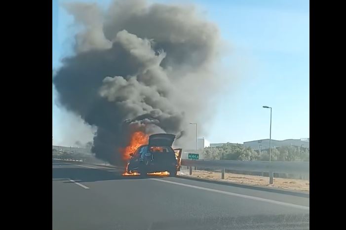 Αυτοκίνητο τυλίχθηκε στις φλόγες στην Αττική Οδό – Δείτε βίντεο