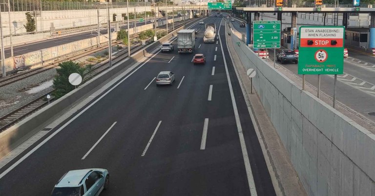 Συνελήφθη 40χρονη που οδηγούσε για δεύτερη φορά σε 4 ημέρες στη ΛΕΑ της Αττικής Οδού – Τι προβλέπει ο νέος ΚΟΚ
