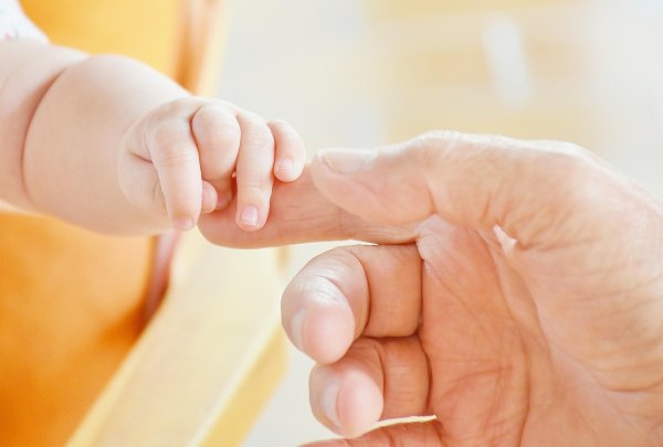 Γιατί μόνο η μείωση φόρων δεν επιλύει το δημογραφικό πρόβλημα