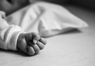 Πάτρα: Νέα υπόθεση με ύποπτο θάνατο βρέφους – Τα σοκαριστικά στοιχεία κακοποίησης και η ιατροδικαστική έκθεση