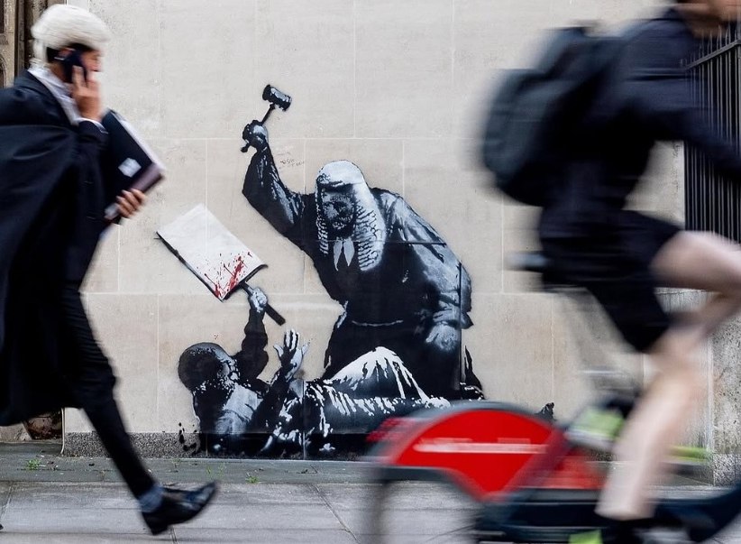 Η απάντηση του Banksy στις 900 συλλήψεις σε διαμαρτυρία για την Palestine Action δεν άρεσε καθόλου στις Αρχές του Λονδίνου