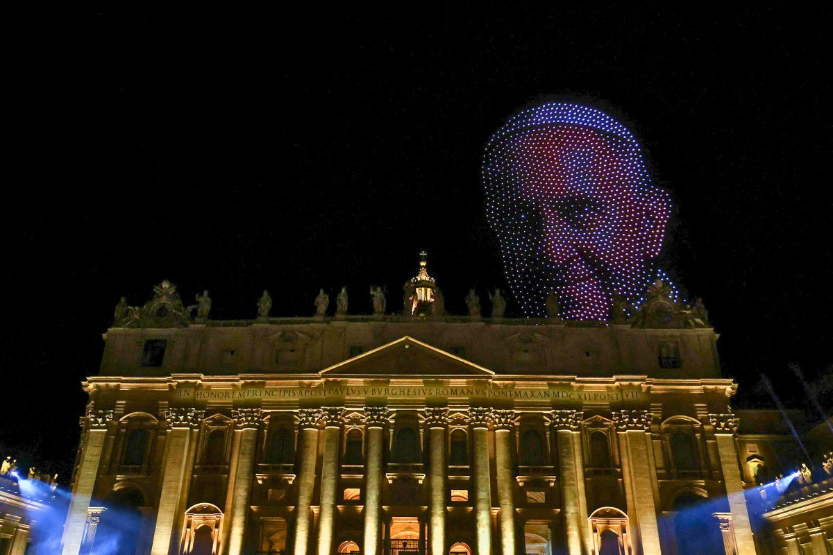 HD θεολογία: 80.000 άνθρωποι, 3.000 drones, Ναόμι Κάμπελ και ο Μασκ – «Βατικανό όπως Super Bowl» 