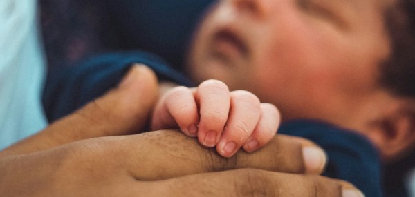 Ινδία: Μυστήριο με βρέφος που έθαψαν ζωντανό – Παλεύει για τη ζωή του