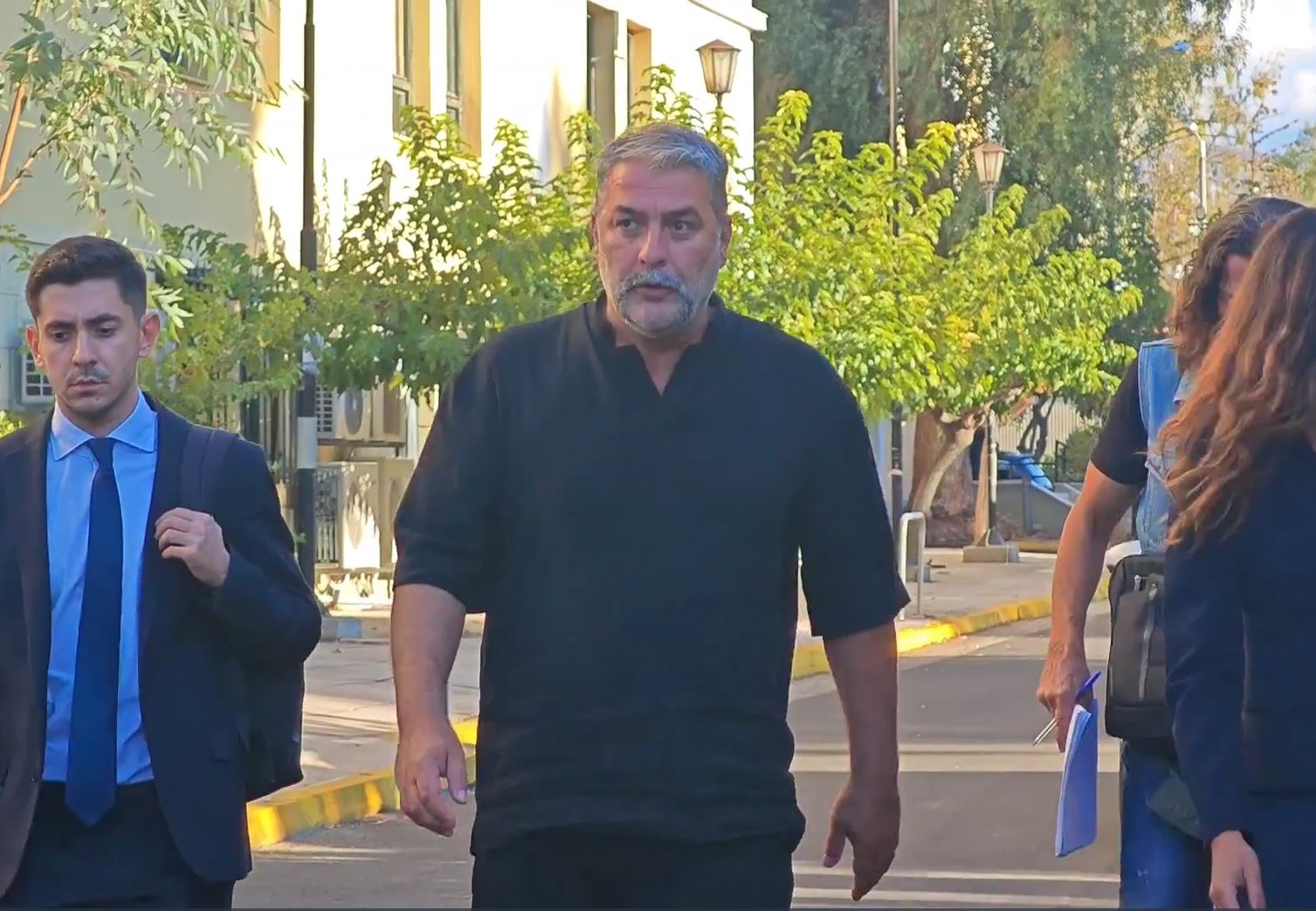 Ελεύθερος ο Βασίλης Μπισμπίκης: Πήρε αναβολή για τις 8 Οκτωβρίου – «Δεν εγκατέλειψα, δεν κρύφτηκα»