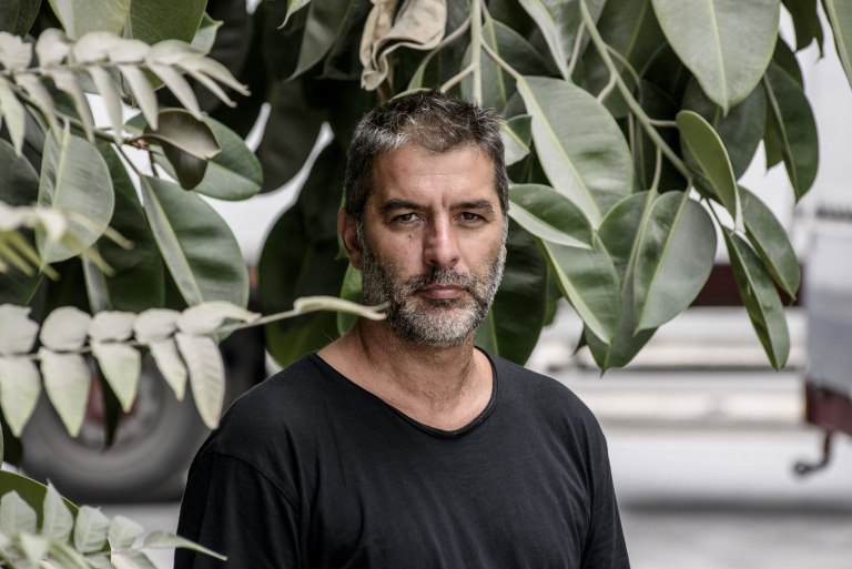 Βασίλης Μπισμπίκης: Προκάλεσε φθορές σε αυτοκίνητα με το όχημά του και εγκατέλειψε το σημείο