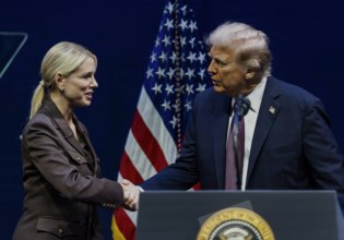 Ο Τραμπ χαιρετίζει: «Δικαιοσύνη στην Αμερική!» για τις κατηγορίες κατά Κόμι αφού πρώτα τις παρήγγειλε