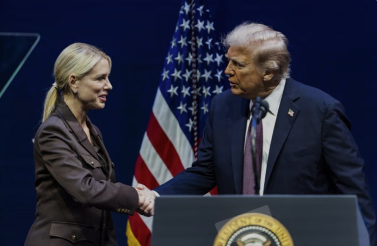 Ο Τραμπ χαιρετίζει: «Δικαιοσύνη στην Αμερική!» για τις κατηγορίες κατά Κόμι αφού πρώτα τις παρήγγειλε