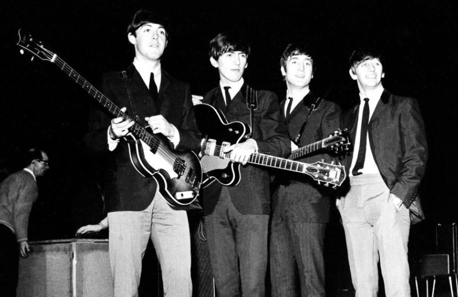 Beatles – Rolling Stones: Σε δημοπρασία βιβλίο με τα αυτόγραφα τους