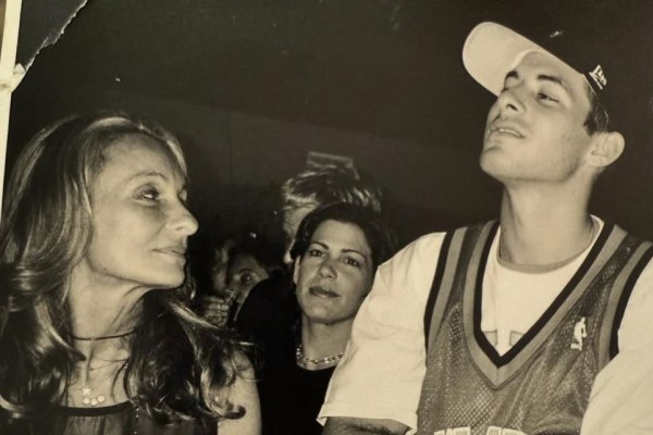 Ο Μαρκ Ρόνσον αποκαλύπτει τα μυστικά της DJ σκηνής της δεκαετίας του ’90 – Μουσική, ουσίες και ο νάρκισσος Diddy