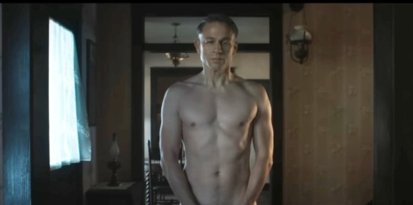 «Monster»: Ο Τσάρλι Χάναμ γδύνεται και φοράει ανθρώπινο δέρμα ως ο κατά συρροή δολοφόνος Εντ Γκέιν