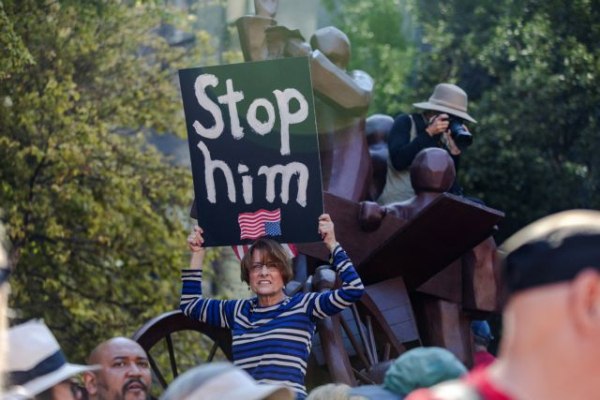 Σικάγο: Διαδηλώσεις ενάντια στις απειλές του Τραμπ για ανάπτυξη της Εθνοφρουράς και της ICE
