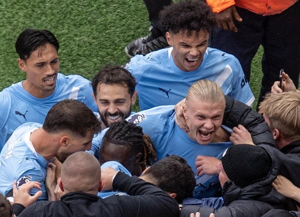 Η Σίτι απέλυσε εργαζόμενό της που φορούσε φανέλα της Γιουνάιτεντ κατά τη διάρκεια του ντέρμπι του Μάντσεστερ