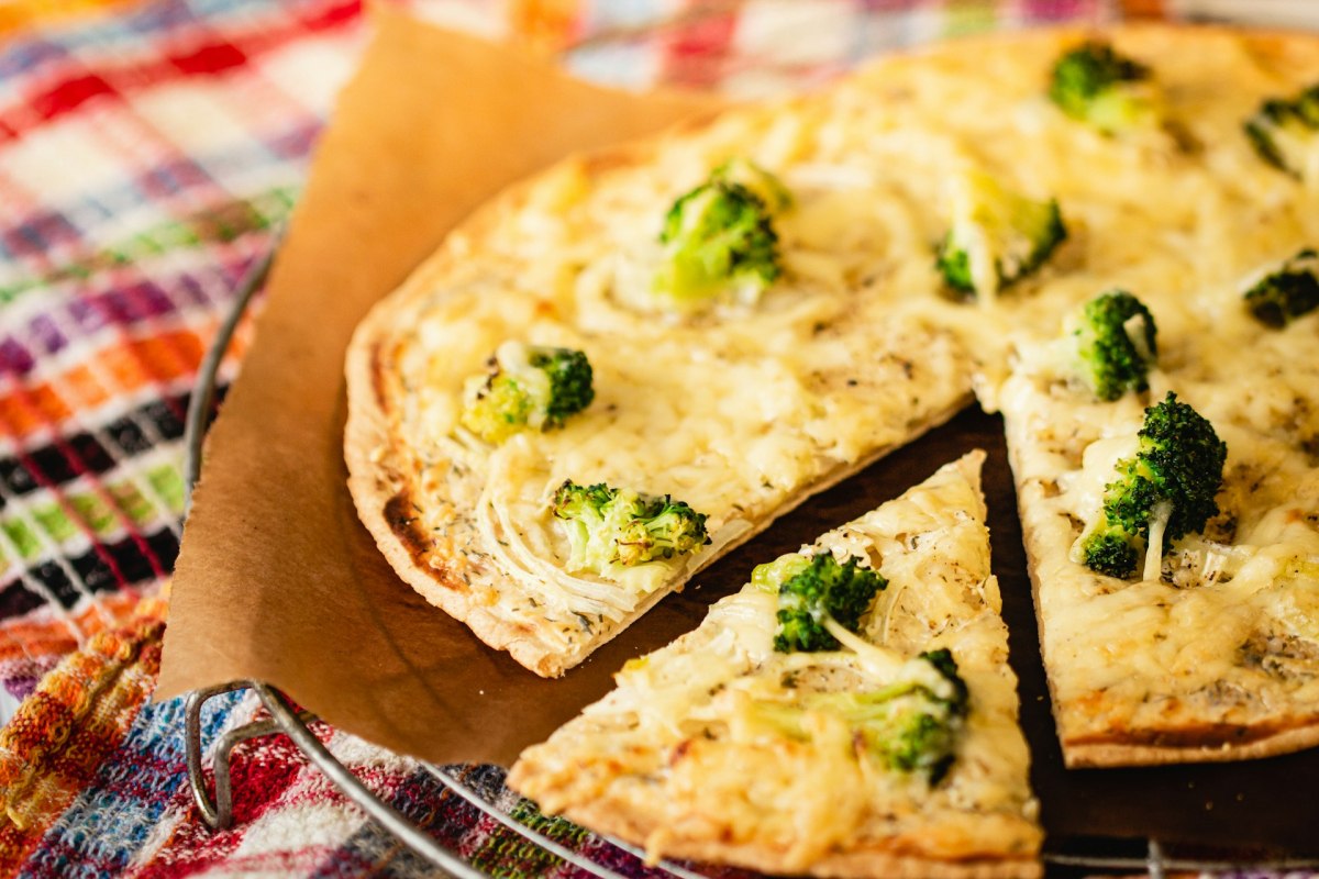 Συνταγή: Πίτσα με μπρόκολο και τσίλι